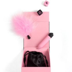 JUEGO SECRETO - CAJA DE PLACERES PARA PAREJAS: DADOS + BALA VIBRADORA + PLUMA DE PLUMAS
