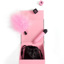 SECRET PLAY - CAJA DE PLACERES PARA PAREJAS: DADOS + BALA VIBRADORA + PLUMA DE PLUMAS